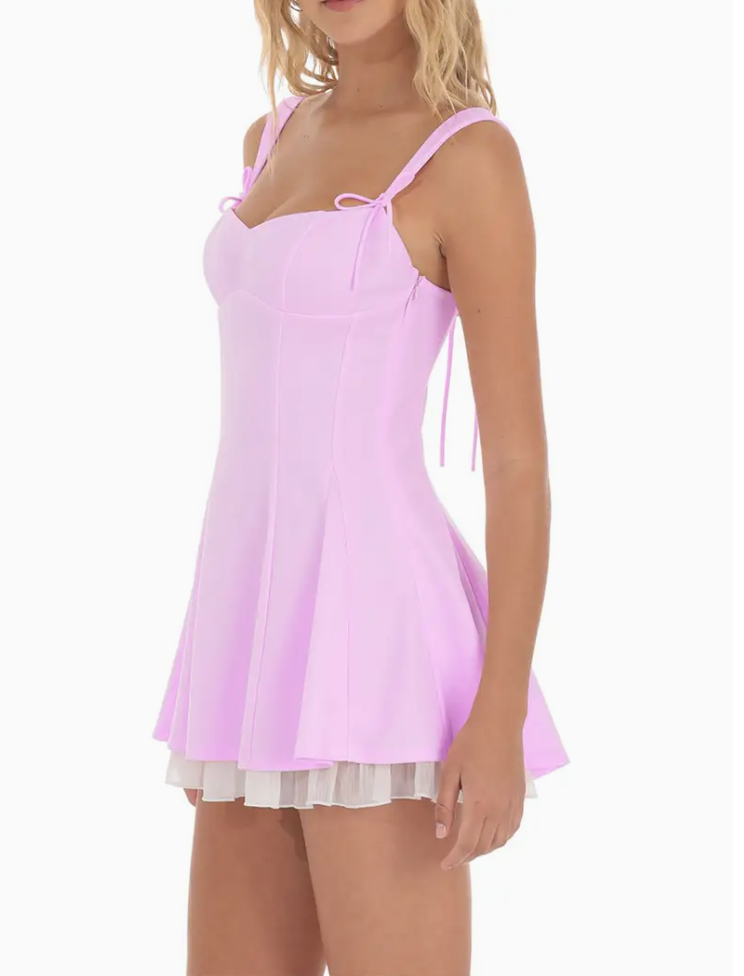 A women's summer sexy square neck solid color slip dress with contrasting lace and bow halter details, off-the-shoulder nonwoven dress for adults