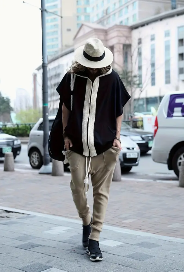 Trendy men's dark Gothic hip hop oversized hooded cardigan with batwing sleeves and a zip-up jacket